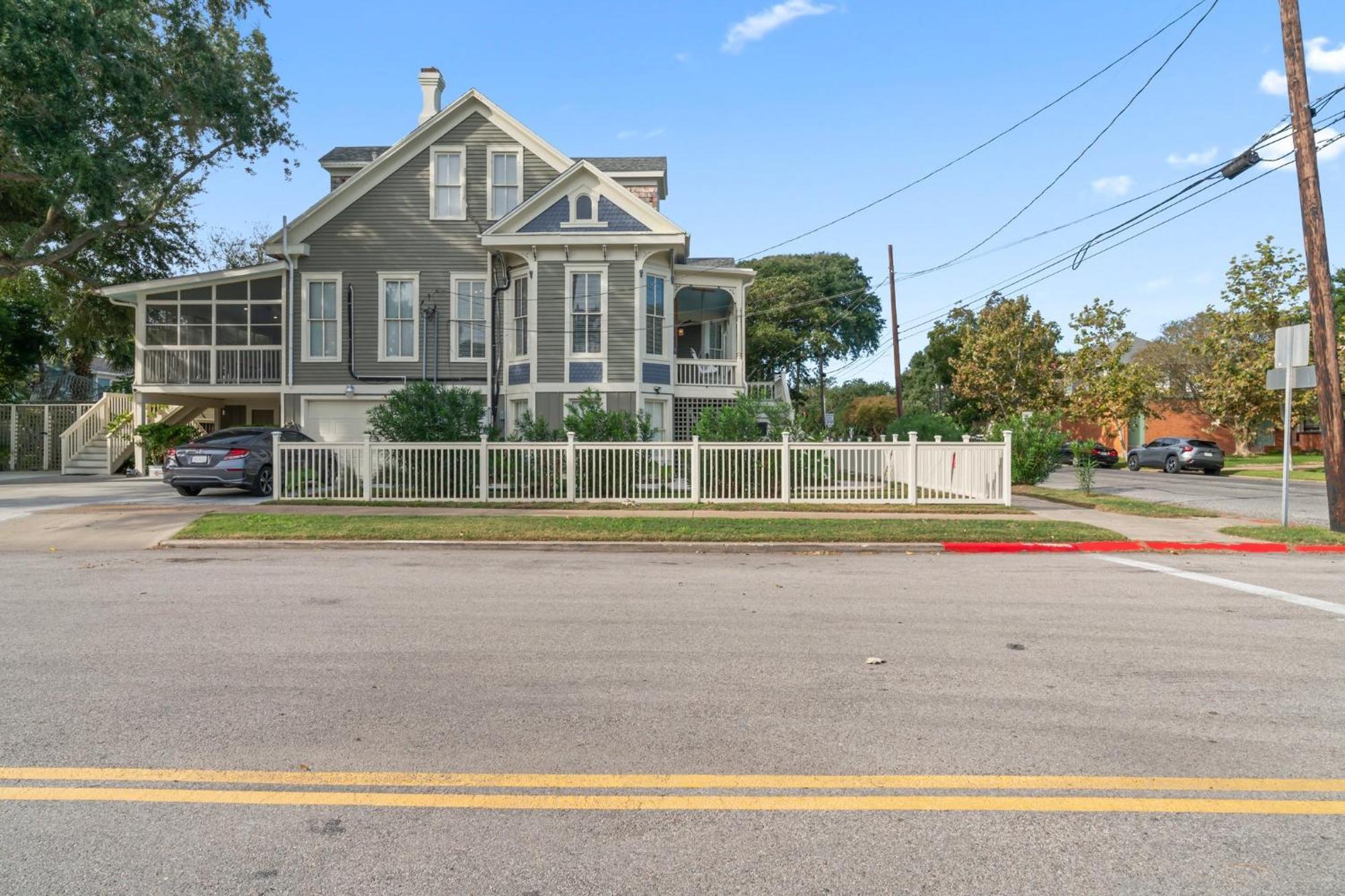 Historic Galveston Family Beach Home With 3 King Beds Εξωτερικό φωτογραφία