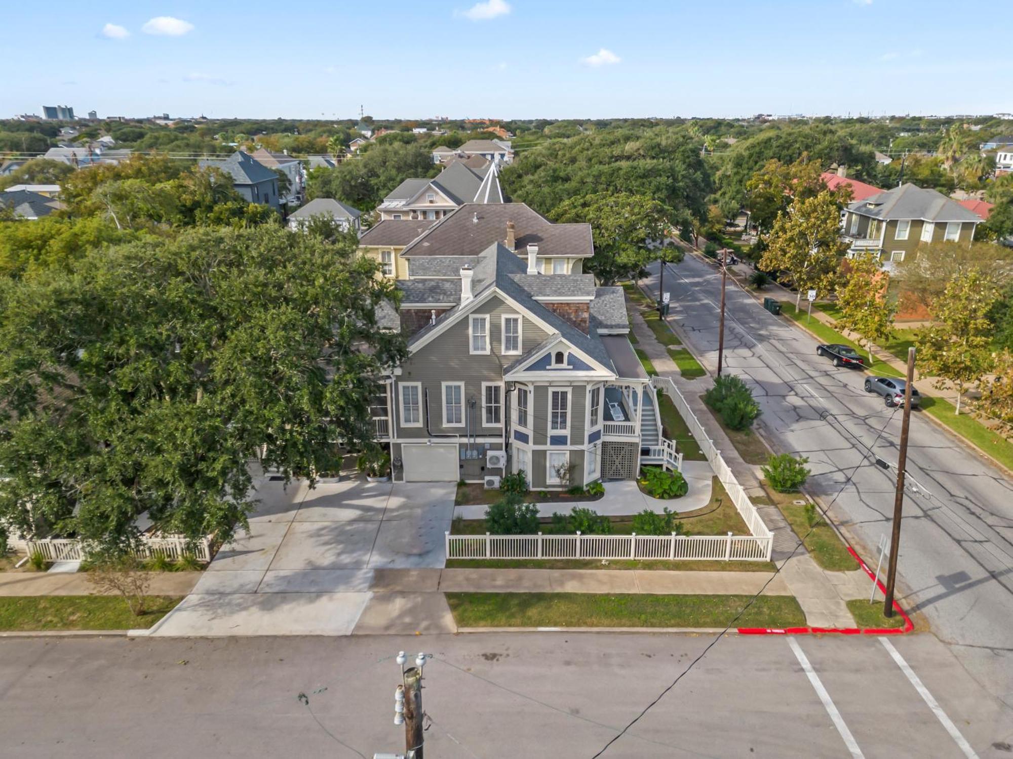 Historic Galveston Family Beach Home With 3 King Beds Εξωτερικό φωτογραφία